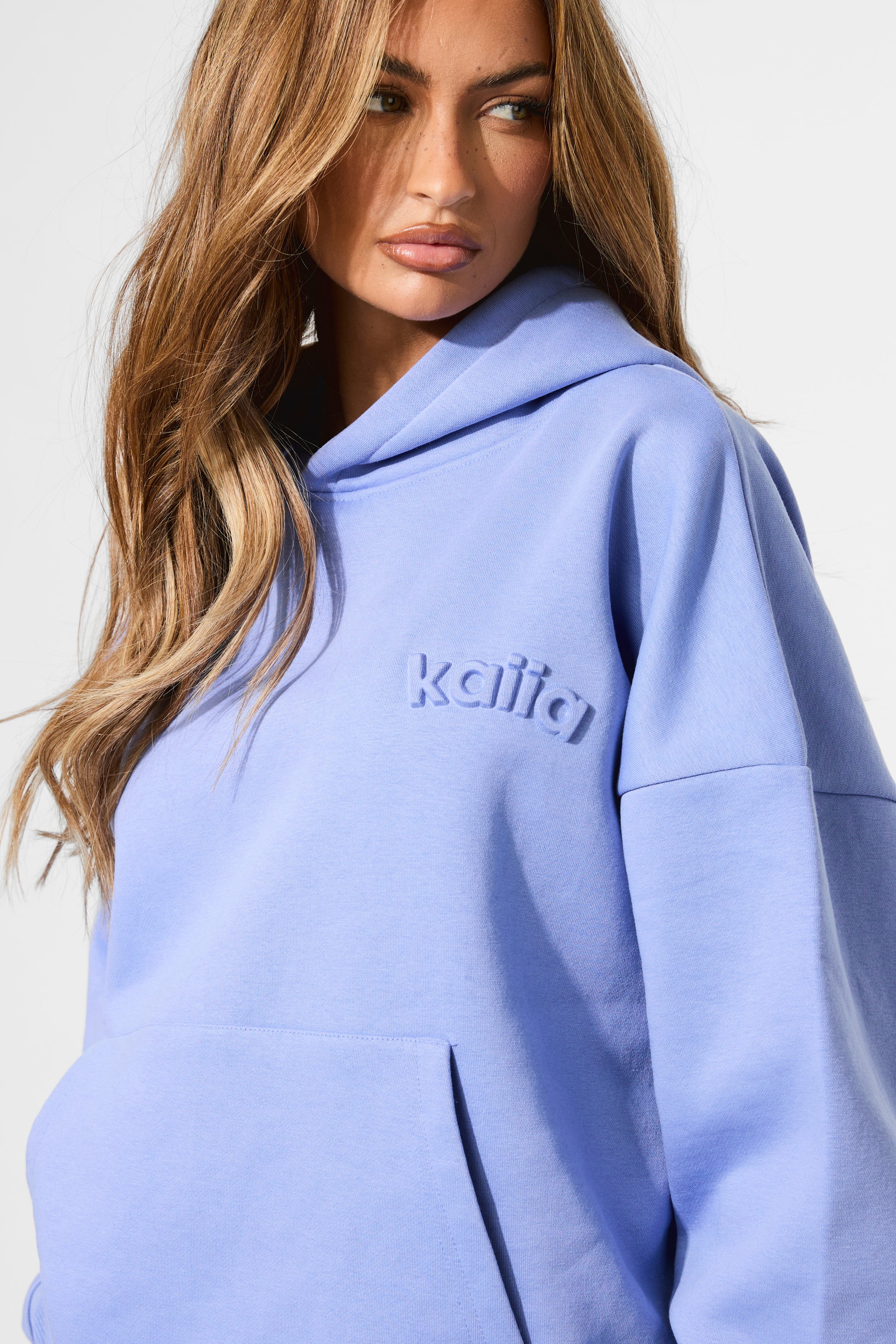 FENDI エンボスロゴ プルオーバーパーカー ライトブルー Kaiia Embossed Logo Oversized Hoodie Cornflower Blue | Kaiia