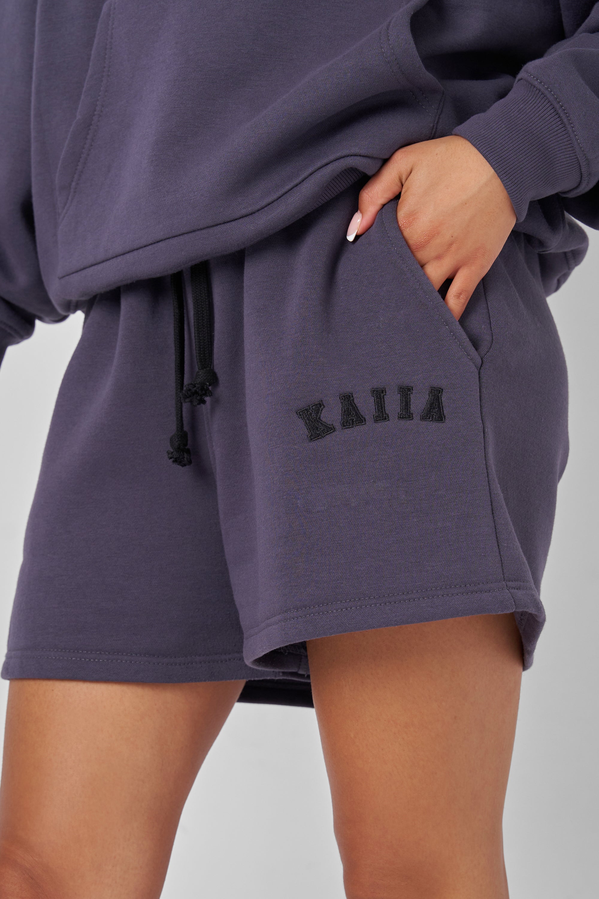 KAIIA LOGO RELAXED SWEAT SHORT DARK GREY