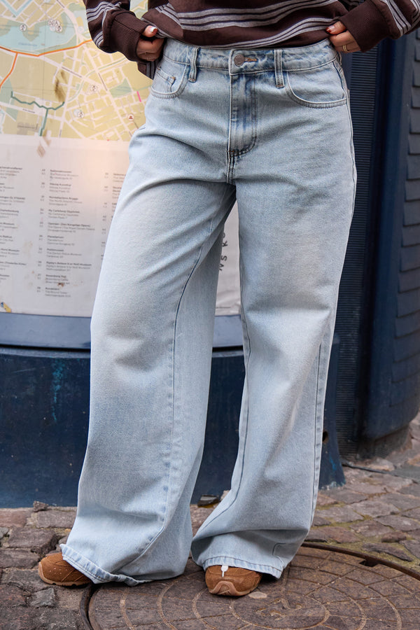 Kaiia Denim Mid Rise Wide Leg Jeans Bleach Wash