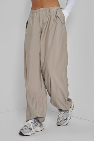 DRAWSTINRG WAIST PARACHUTE CARGO TROUSERS KHAKI