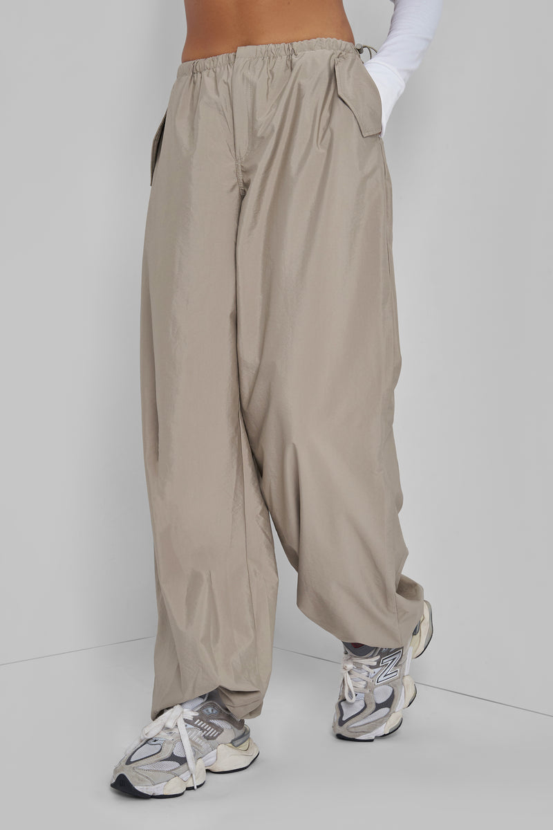 DRAWSTINRG WAIST PARACHUTE CARGO TROUSERS KHAKI