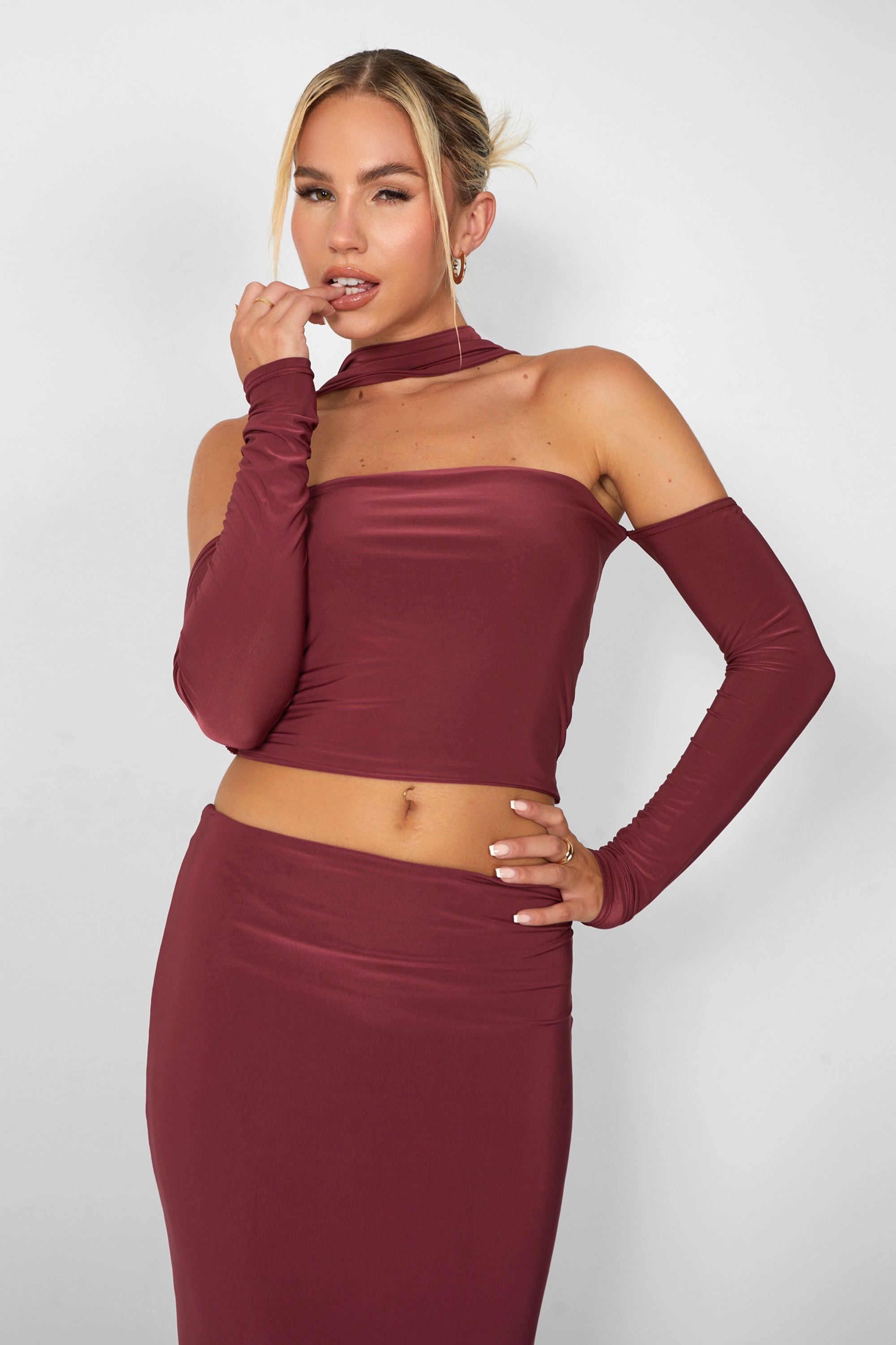 Kaiia Bardot Choker Detail Top in Burgundy